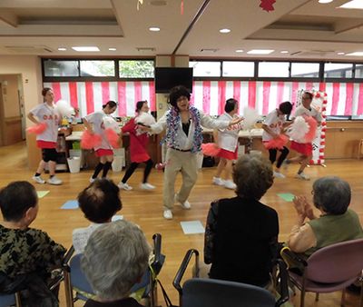 皆が楽しむラウンジ