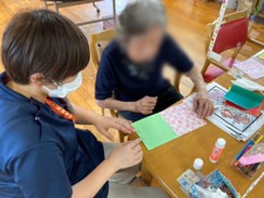 作業中の人物と机