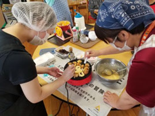 調理を楽しむ様子