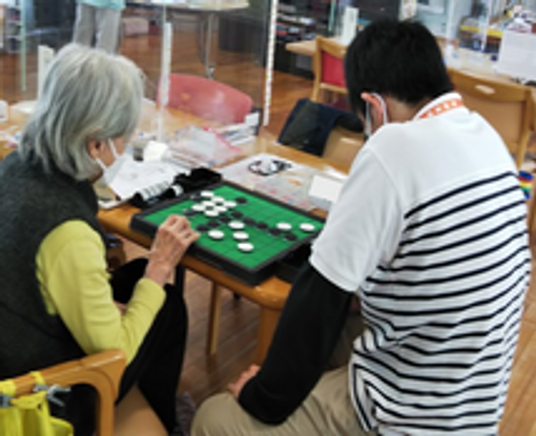 一緒にボードゲームを楽しむ様子