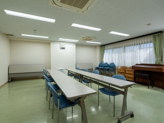 広々とした明るい食堂