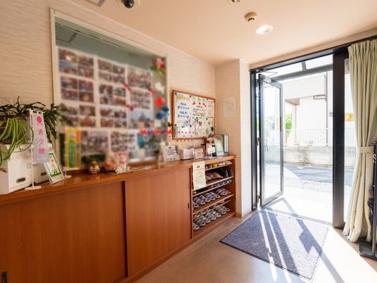 受付と掲示物のエントランス