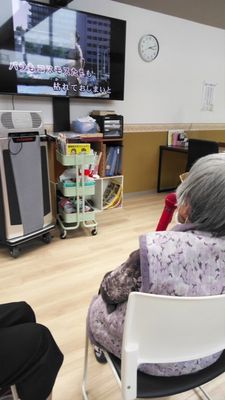テレビ鑑賞中の共用スペース