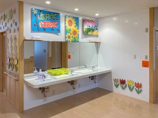 カラフルな壁画の洗面台