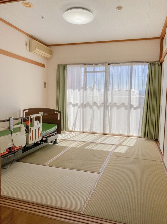 和室のベッドと窓