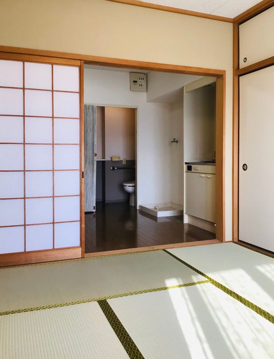 明るい和室と洗面所