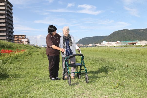 歩行のお手伝いスタッフと利用者