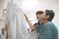 衣類を選ぶ様子の居室