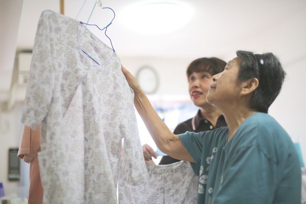 衣類を選ぶ様子の居室