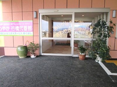 ガラス扉のエントランス