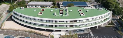 広々とした建物の外観