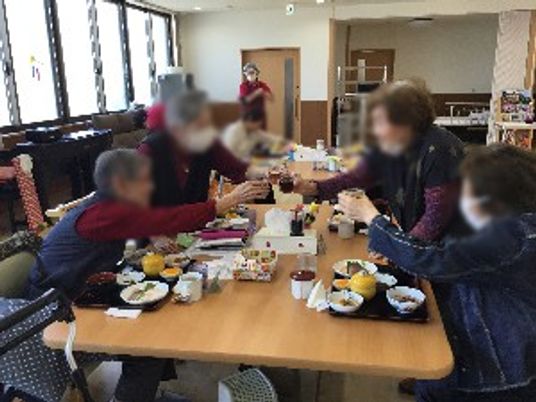 談笑する人々のラウンジ