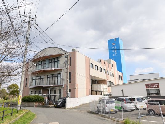 多機能な外観の建物