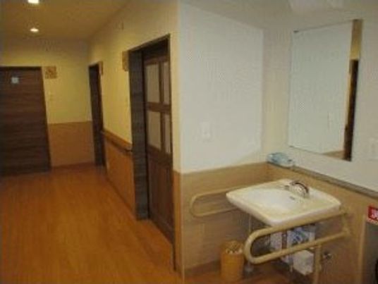 廊下と洗面台の様子