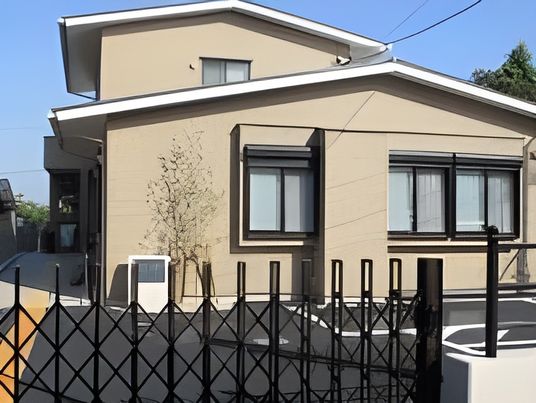 明るい建物の外観