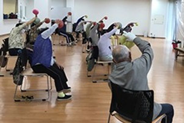 椅子を使った体操の場面