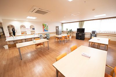 明るい食堂の仕事環境