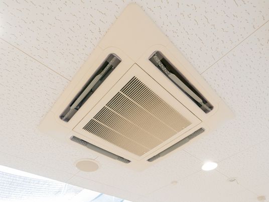 天井に設置されたエアコン