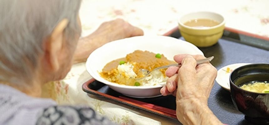 温かい食事を楽しむ居室