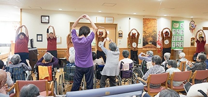 体操する人々の多目的室