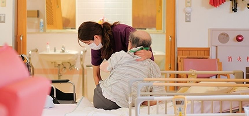 介護するスタッフ