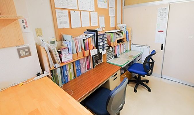 整然とした書類の机