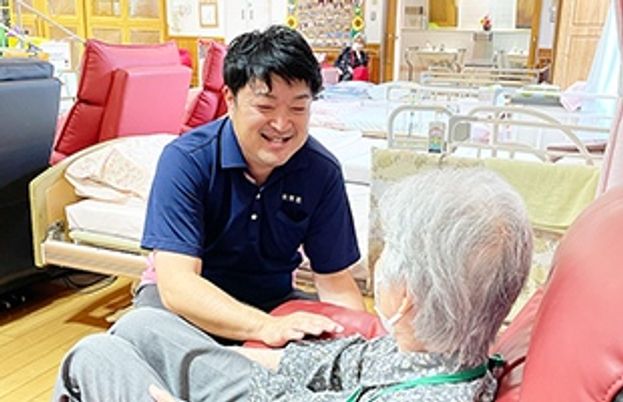 笑顔の交流が見られる居室