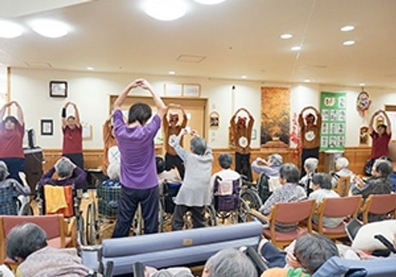 体操をする様子の多目的室  