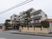 白い外壁の建物正面