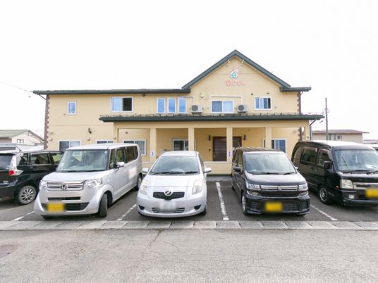 イエローの建物正面入口