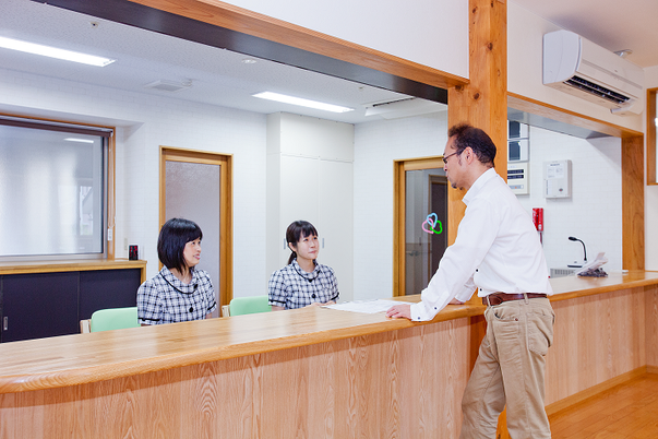 対話するスタッフと利用者