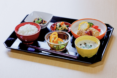 彩り豊かな料理のトレー