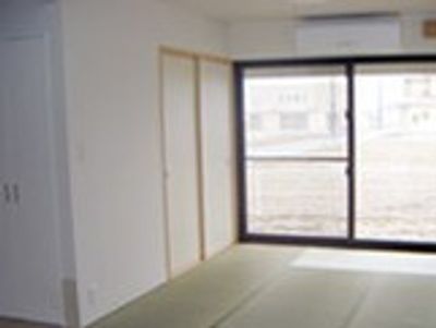 陽光差し込む和室
