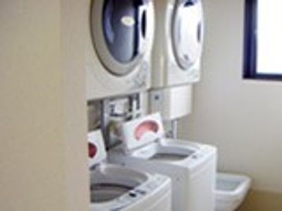 洗濯機が並ぶ部屋