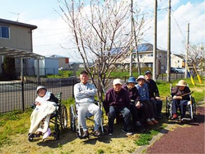 中庭で憩う人々