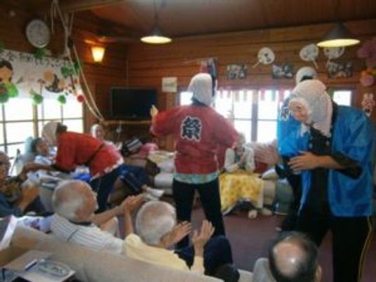 賑やかな集団の様子