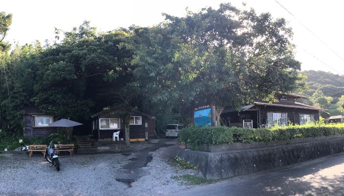 緑豊かな建物の外観