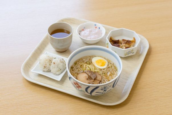 食事トレイの料理