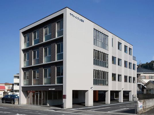 3階建ての建物外観