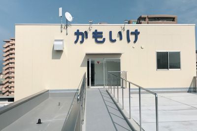 明るい屋上の出入口