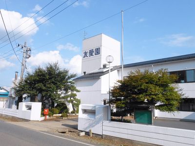 白い建物と空