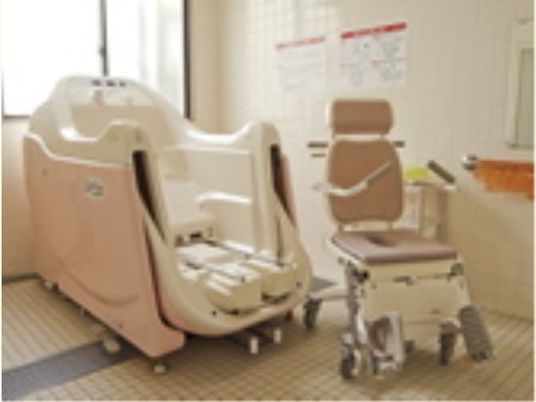 浴室設備と介助椅子