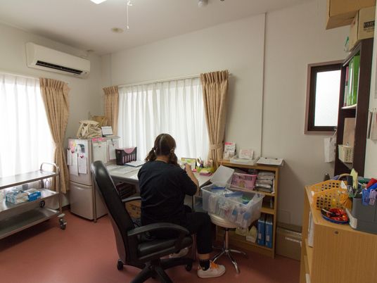 スタッフが業務を行う室内