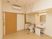 洋室のトイレと洗面台