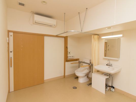洋室のトイレと洗面台