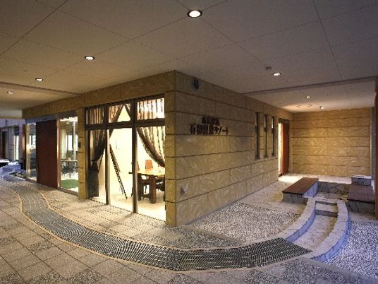 明るいエントランス風景