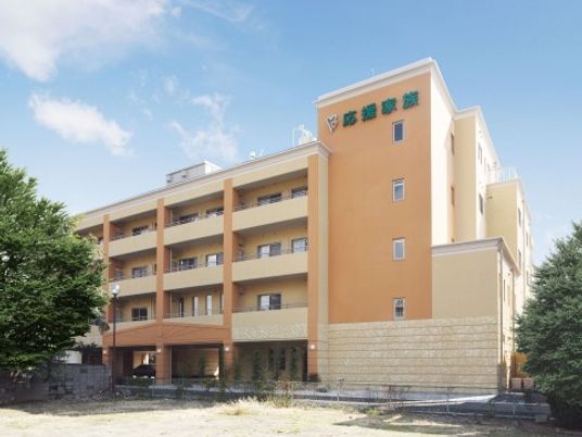 オレンジ色の外壁の建物