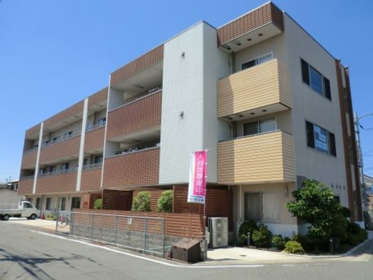 明るい日差しの外観
