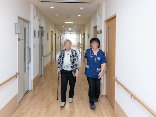 廊下を歩く人々