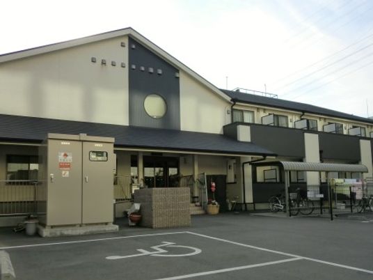 施設外観の明るい一角